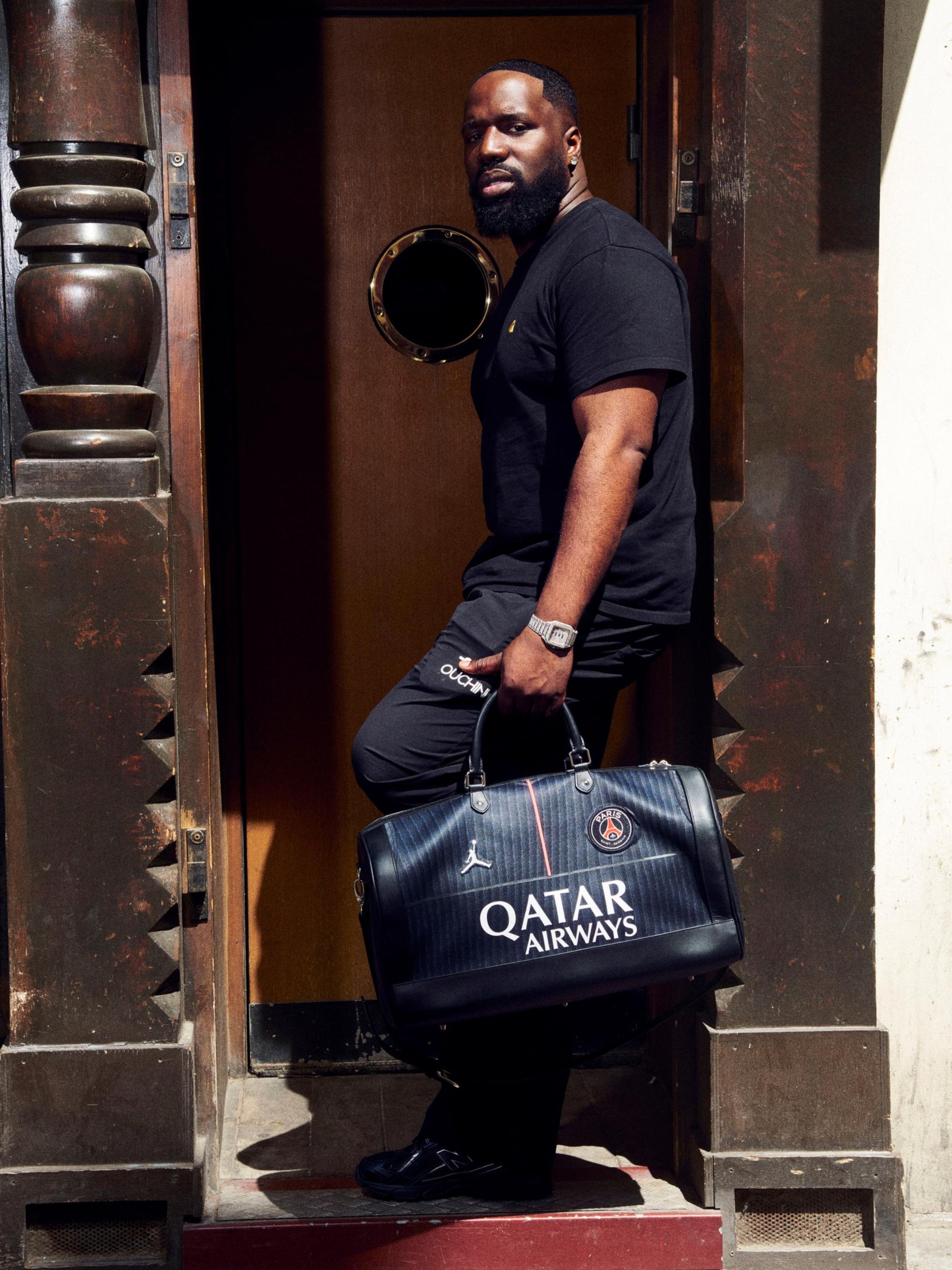 Sac Maillot PSG noir de 26 cm de Hexagone Atelier, avec logo PSG et design élégant en tissu durable.